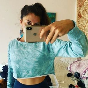 Workout crop sweater